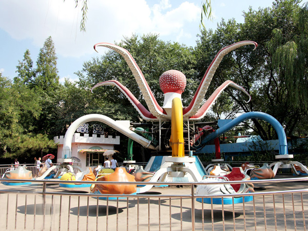 Theme Park Rotating Ride Octopus